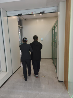 盲行无阻—温情服务为盲人客户铺设无障碍金融之路(古城)(2)555