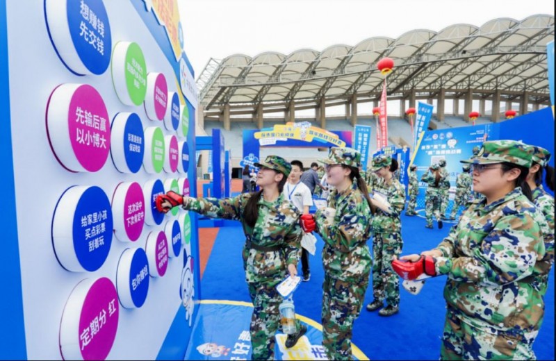 c01郑州东区分中心稿件“反诈是门必修课 筑牢防线守好责”中国体育彩票联合郑州市公安局开展2025“开学第一课”反诈进校园活动718