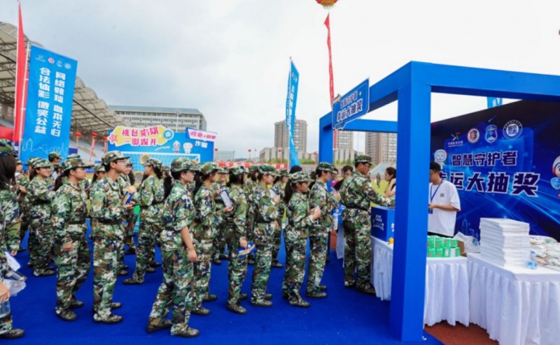 c01郑州东区分中心稿件“反诈是门必修课 筑牢防线守好责”中国体育彩票联合郑州市公安局开展2025“开学第一课”反诈进校园活动720