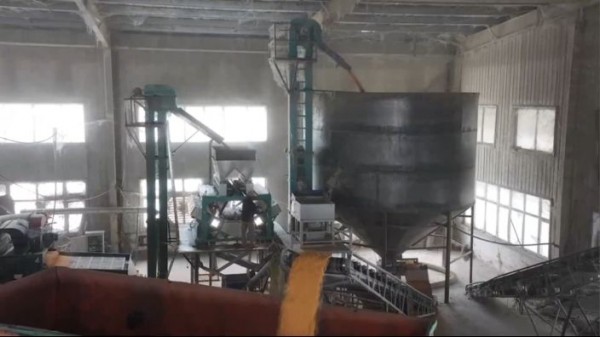 河南多地多举措守护秋粮安全2562